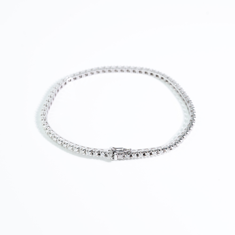 Bracciale tennis con diamanti in oro 18 carati Davite&Delucchi: un gioiello di lusso, perfetto per chi cerca l'eleganza senza tempo. Scopri la nostra selezione di gioielli diamanti. (Vista 3)