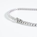 Bracciale tennis con diamanti in oro 18 carati Davite&Delucchi: un gioiello di lusso, perfetto per chi cerca l'eleganza senza tempo. Scopri la nostra selezione di gioielli diamanti. (Vista 2)