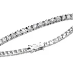 Bracciale tennis con diamanti in oro 18 carati Davite&Delucchi: un gioiello di lusso, perfetto per chi cerca l'eleganza senza tempo. Scopri la nostra selezione di gioielli diamanti.