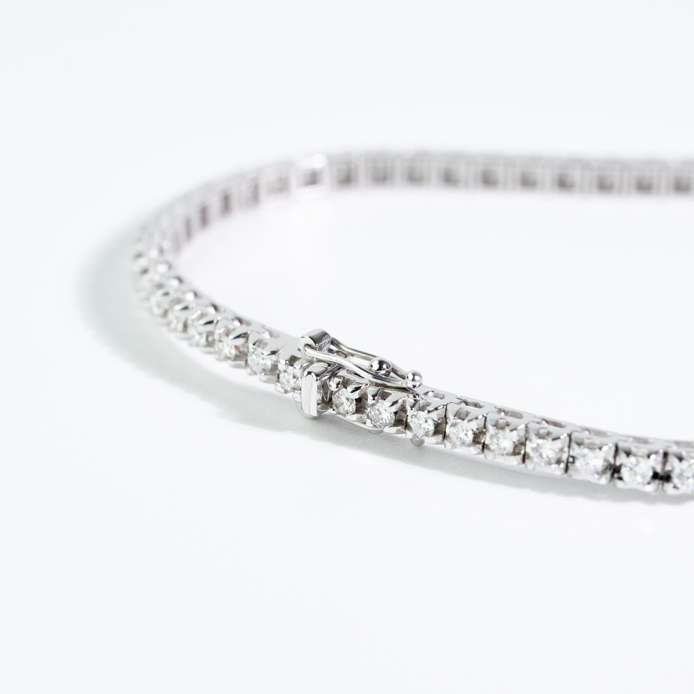 Bracciale tennis con diamanti in oro 18 carati Davite&Delucchi: un gioiello di lusso, perfetto per chi cerca l'eleganza senza tempo. Scopri la nostra selezione di gioielli diamanti. (Vista 2)