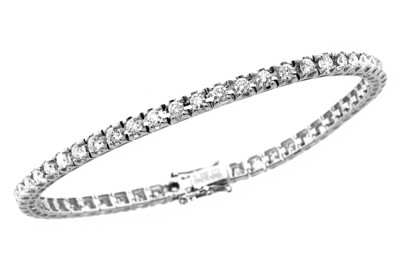 Bracciale tennis con diamanti in oro 18 carati Davite&Delucchi: un gioiello di lusso, perfetto per chi cerca l'eleganza senza tempo. Scopri la nostra selezione di gioielli diamanti.