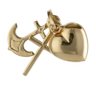 Scopri il ciondolo Fede, Speranza e Carità in oro giallo 750, un gioiello di lusso perfetto per un regalo prezioso. Un simbolo di fede e stile, ideale per chi cerca l'alta gioielleria.