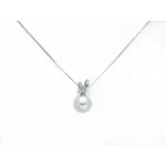 La Collana Miluna in Oro Bianco, Perla e Diamanti: un gioiello di lusso per celebrare l'eleganza e la raffinatezza.