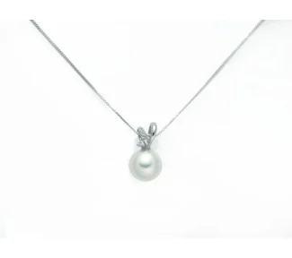 La Collana Miluna in Oro Bianco, Perla e Diamanti: un gioiello di lusso per celebrare l'eleganza e la raffinatezza.