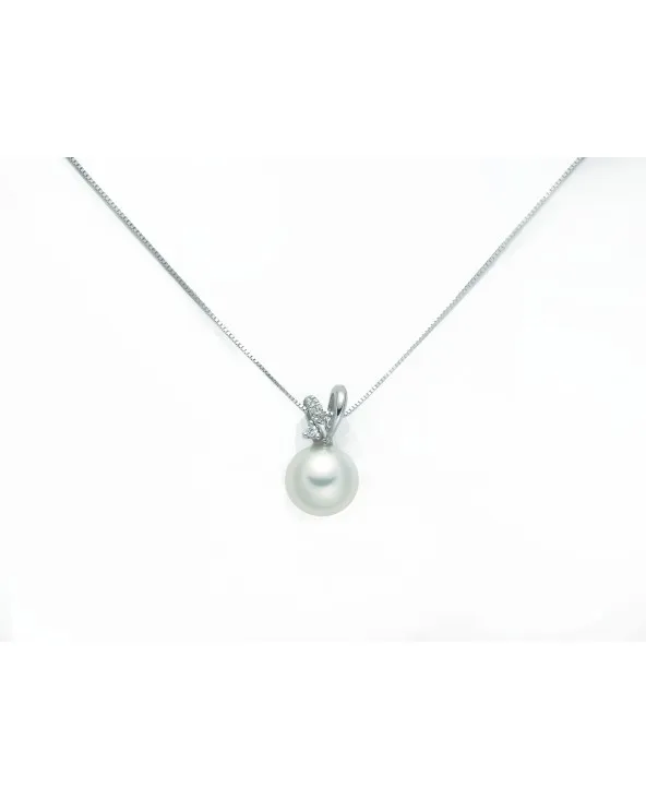 La Collana Miluna in Oro Bianco, Perla e Diamanti: un gioiello di lusso per celebrare l'eleganza e la raffinatezza.