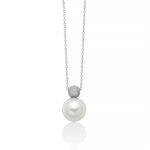 Scopri l'eleganza senza tempo della Collana Miluna Perla e Oro Satinato, un gioiello di lusso che incarna la raffinatezza e la bellezza dell'alta gioielleria.