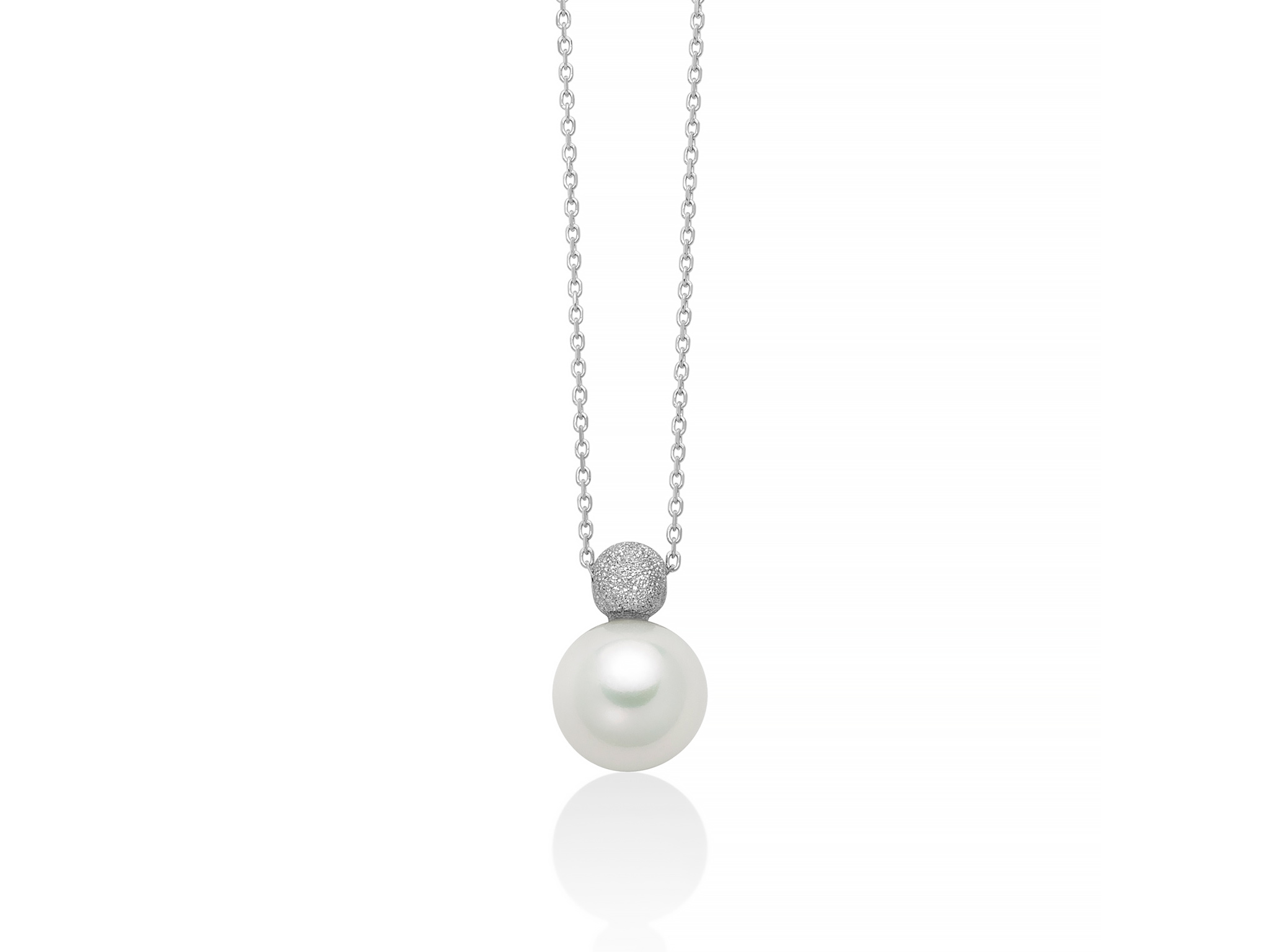 Scopri l'eleganza senza tempo della Collana Miluna Perla e Oro Satinato, un gioiello di lusso che incarna la raffinatezza e la bellezza dell'alta gioielleria.