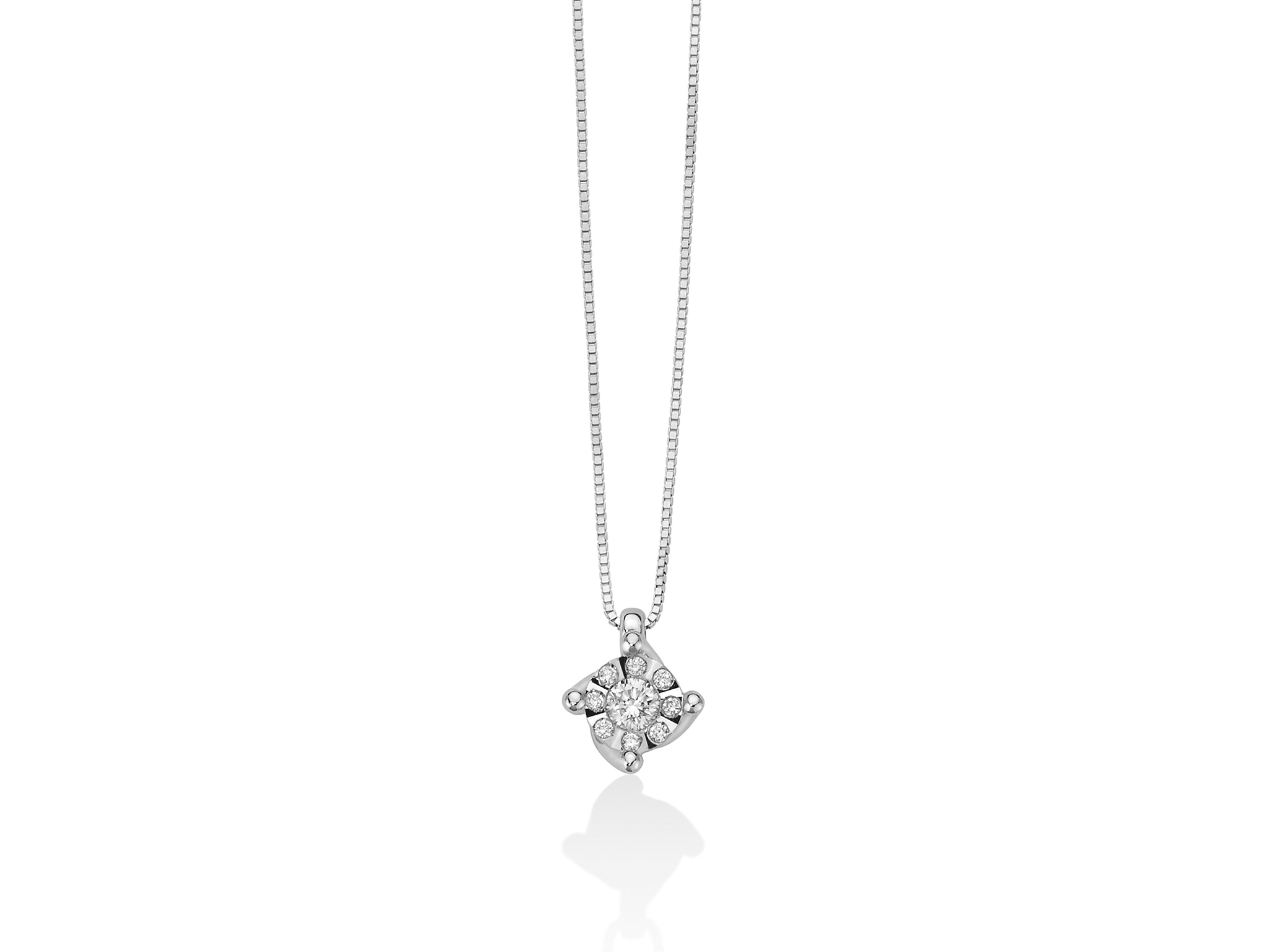 Scopri l'eleganza senza tempo della Collana Punto Luce Miluna in oro bianco e diamanti, un gioiello di alta gioielleria perfetto per un'idea regalo preziosa.
