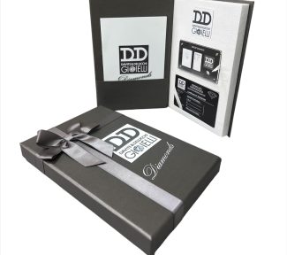 Ammira lo splendore del Diamante in Blister 0,05Ct Davite & Delucchi, un gioiello di alta qualità. Scopri la bellezza dei gioielli diamanti. (Vista 2)