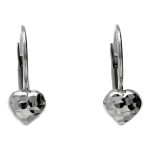 Splendidi orecchini a cuore in oro bianco 18k, un gioiello di lusso perfetto per un'occasione speciale.