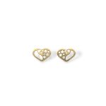 Splendidi orecchini a cuore in oro giallo 18k, un'icona di eleganza e raffinatezza, perfetti come gioielli di lusso per un regalo indimenticabile.