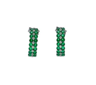 Eleganti orecchini in oro da donna, un gioiello di lusso perfetto per un'occasione speciale.