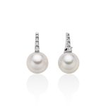 Scopri gli Orecchini Miluna in oro bianco con perle Akoya e diamanti, un gioiello di lusso perfetto per un'occasione speciale. Esplora la nostra selezione di gioielli diamanti.