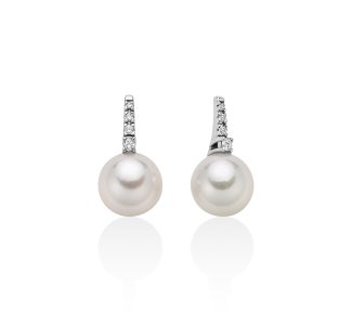 Scopri gli Orecchini Miluna in oro bianco con perle Akoya e diamanti, un gioiello di lusso perfetto per un'occasione speciale. Esplora la nostra selezione di gioielli diamanti.