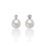 Scopri gli Orecchini Miluna in oro bianco, perle e diamanti, un capolavoro di alta gioielleria. Perfetti per chi cerca gioielli diamanti di lusso e desidera un'idea regalo preziosa.