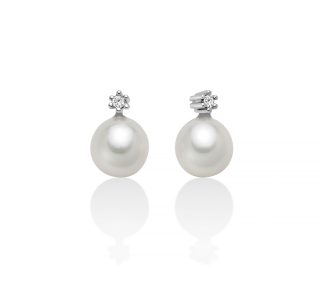 Scopri gli Orecchini Miluna in oro bianco, perle e diamanti, un capolavoro di alta gioielleria. Perfetti per chi cerca gioielli diamanti di lusso e desidera un'idea regalo preziosa.