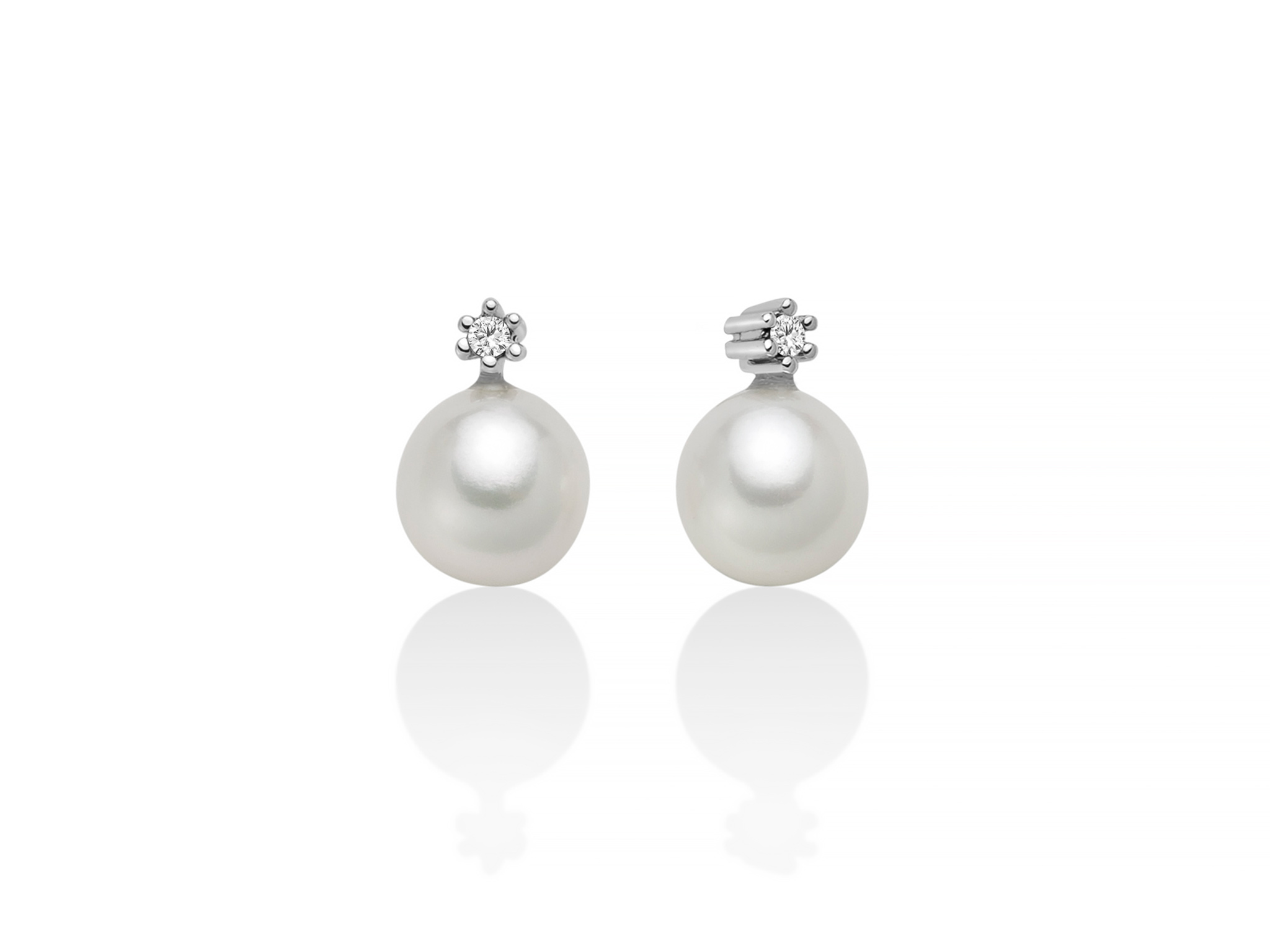 Scopri gli Orecchini Miluna in oro bianco, perle e diamanti, un capolavoro di alta gioielleria. Perfetti per chi cerca gioielli diamanti di lusso e desidera un'idea regalo preziosa.