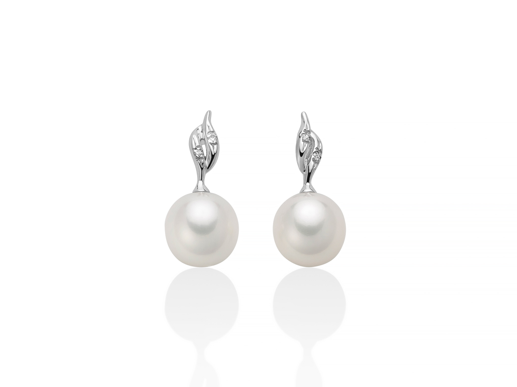 Orecchini Miluna in oro bianco, perle e diamanti: l'eleganza senza tempo dei gioielli diamanti per un regalo prezioso.