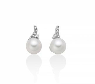 Orecchini Miluna in oro bianco, perle e diamanti: un'esplosione di eleganza e raffinatezza. Scopri la bellezza dei gioielli diamanti.