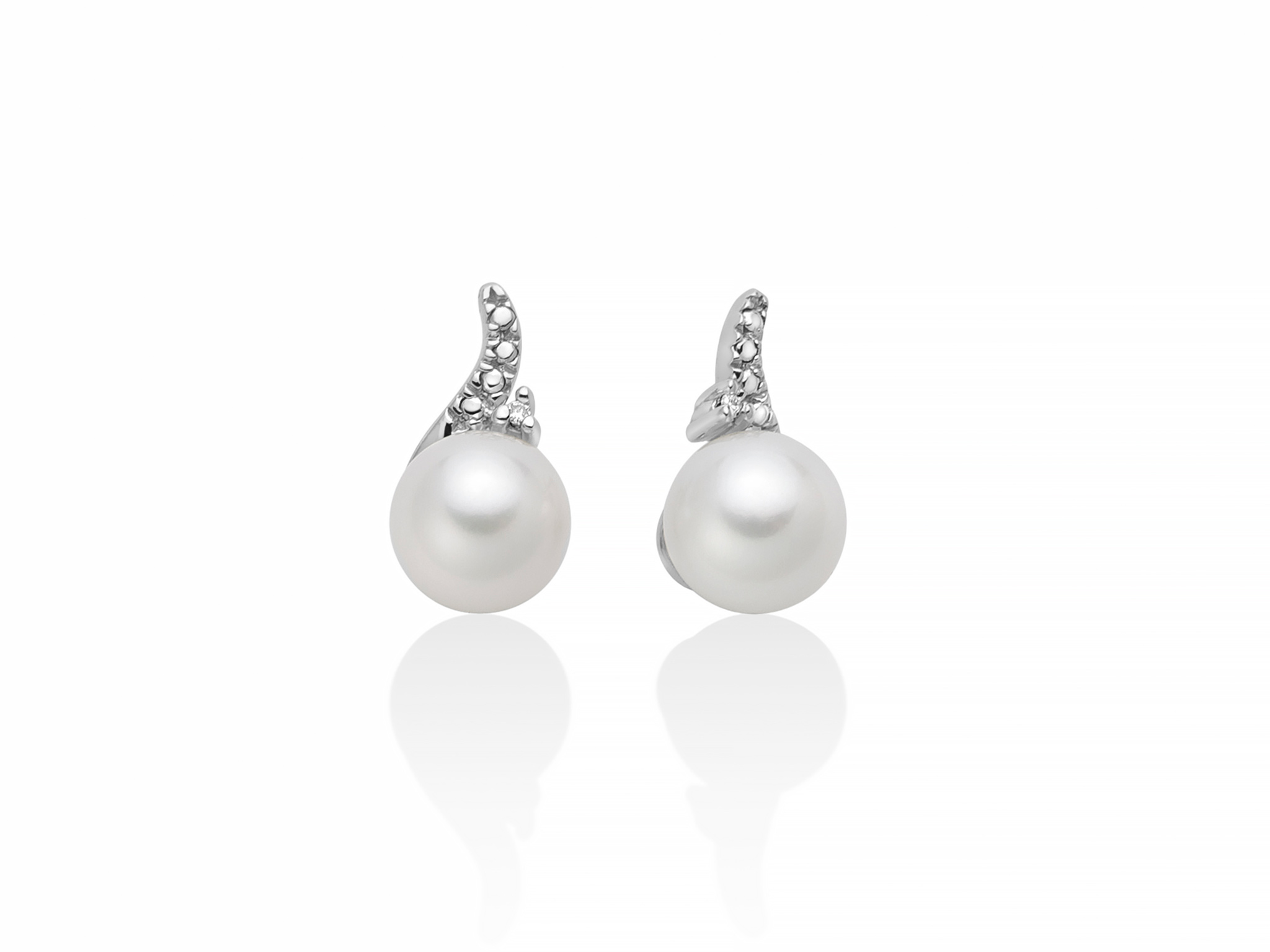 Orecchini Miluna in oro bianco, perle e diamanti: un'esplosione di eleganza e raffinatezza. Scopri la bellezza dei gioielli diamanti.