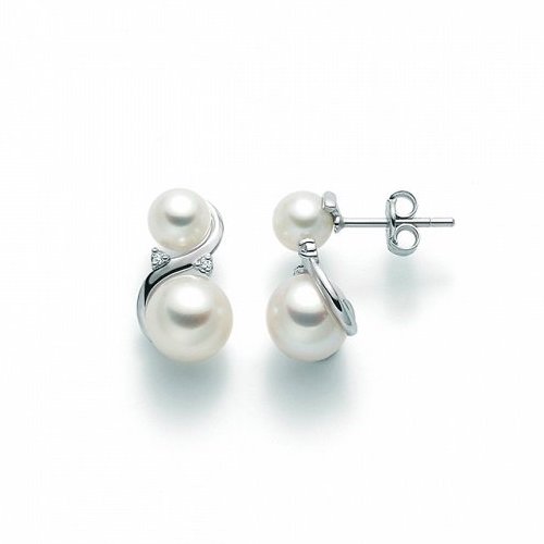 Scopri gli Orecchini Miluna in oro bianco, perle e diamanti, un capolavoro di alta gioielleria. Perfetti per un'idea regalo preziosa o per celebrare un momento speciale.