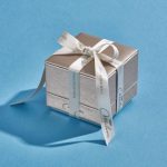 Scopri gli Orecchini Miluna in oro bianco con perle, un gioiello di lusso perfetto per un'idea regalo preziosa. (Vista 2)