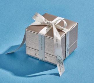 Scopri gli Orecchini Miluna in oro bianco con perle, un gioiello di lusso perfetto per un'idea regalo preziosa. (Vista 2)