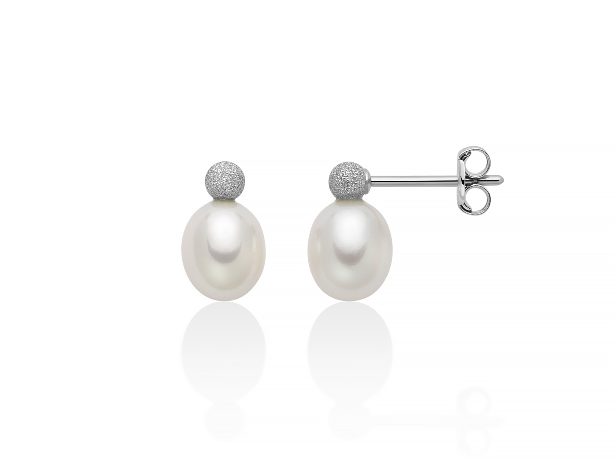Scopri gli Orecchini Miluna in oro bianco con perle, un gioiello di lusso perfetto per un'idea regalo preziosa.