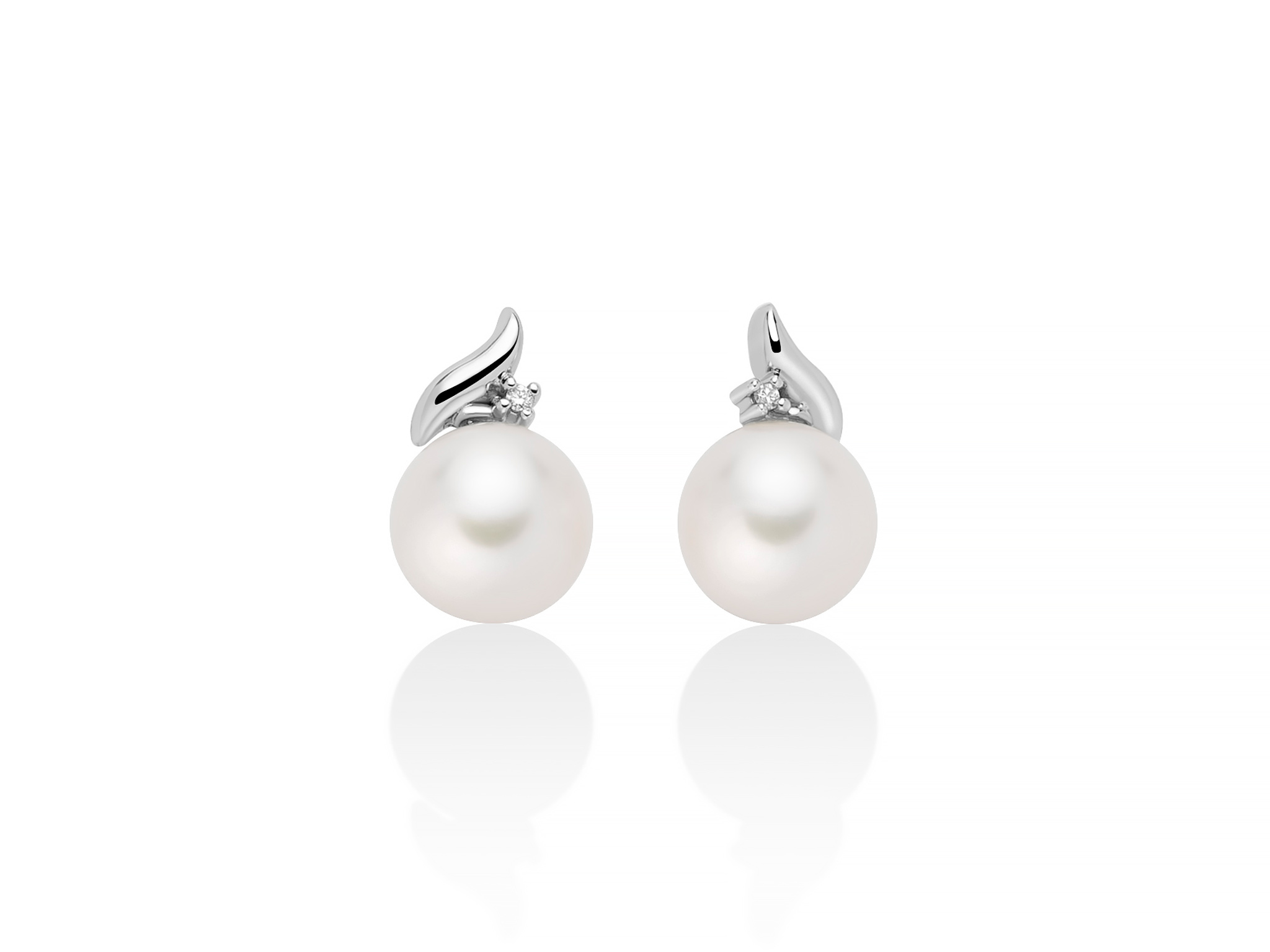 Orecchini Miluna in oro bianco con perle e diamanti: un'esplosione di eleganza e raffinatezza. Scopri la bellezza dei gioielli diamanti Miluna, perfetti per un regalo prezioso.