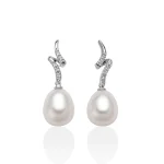 Scopri gli Orecchini Miluna con perle preziose, un'icona di eleganza senza tempo per un regalo prezioso.