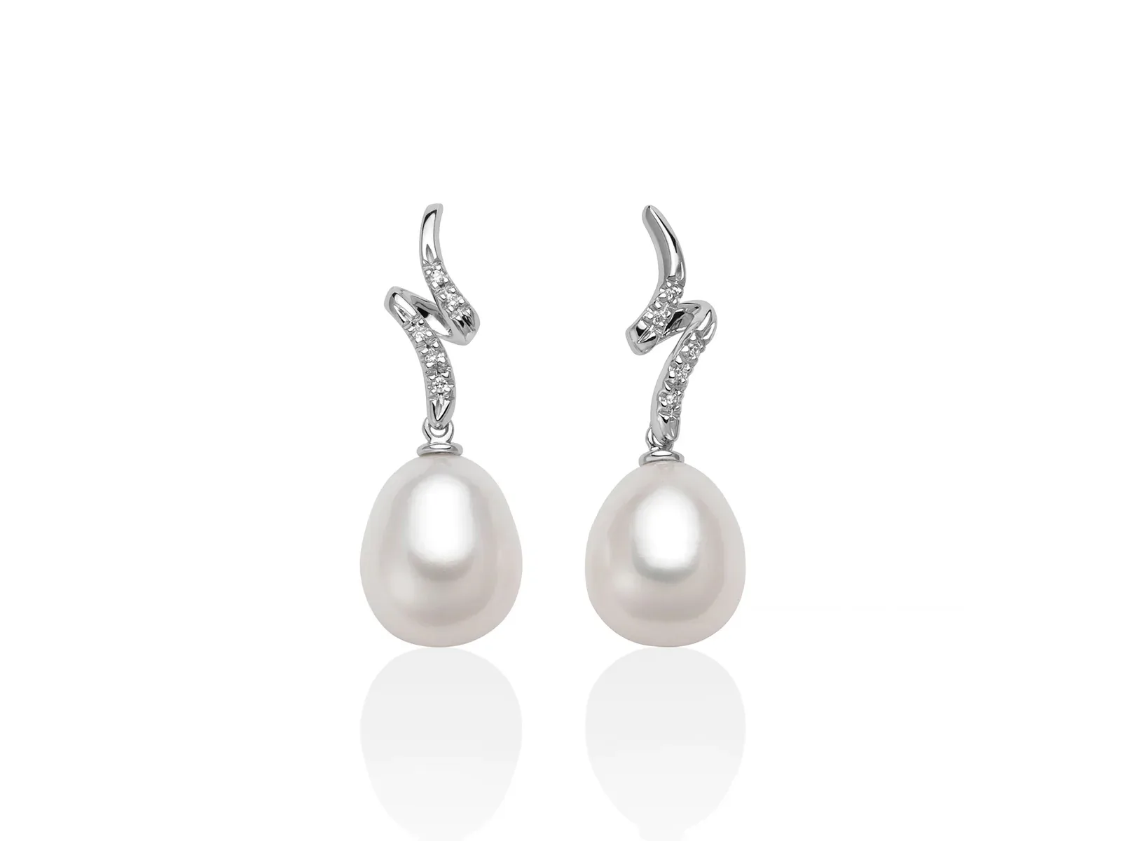 Scopri gli Orecchini Miluna con perle preziose, un'icona di eleganza senza tempo per un regalo prezioso.