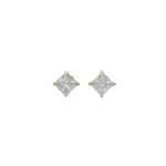 Splendidi orecchini punto luce in oro con zirconi, un gioiello di lusso perfetto per un'occasione speciale.