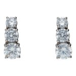 Splendidi orecchini trilogy in oro con zirconi, un gioiello di lusso perfetto per un'occasione speciale.