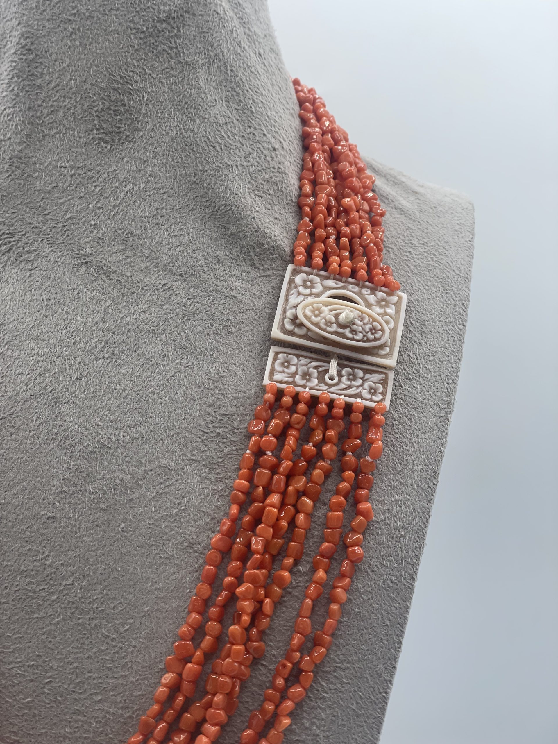 Splendida collana da donna Corallo Sciacca con cammeo, un gioiello made in italy di Patricia Oro Creations, perfetto per un'idea regalo preziosa. (Vista 2)