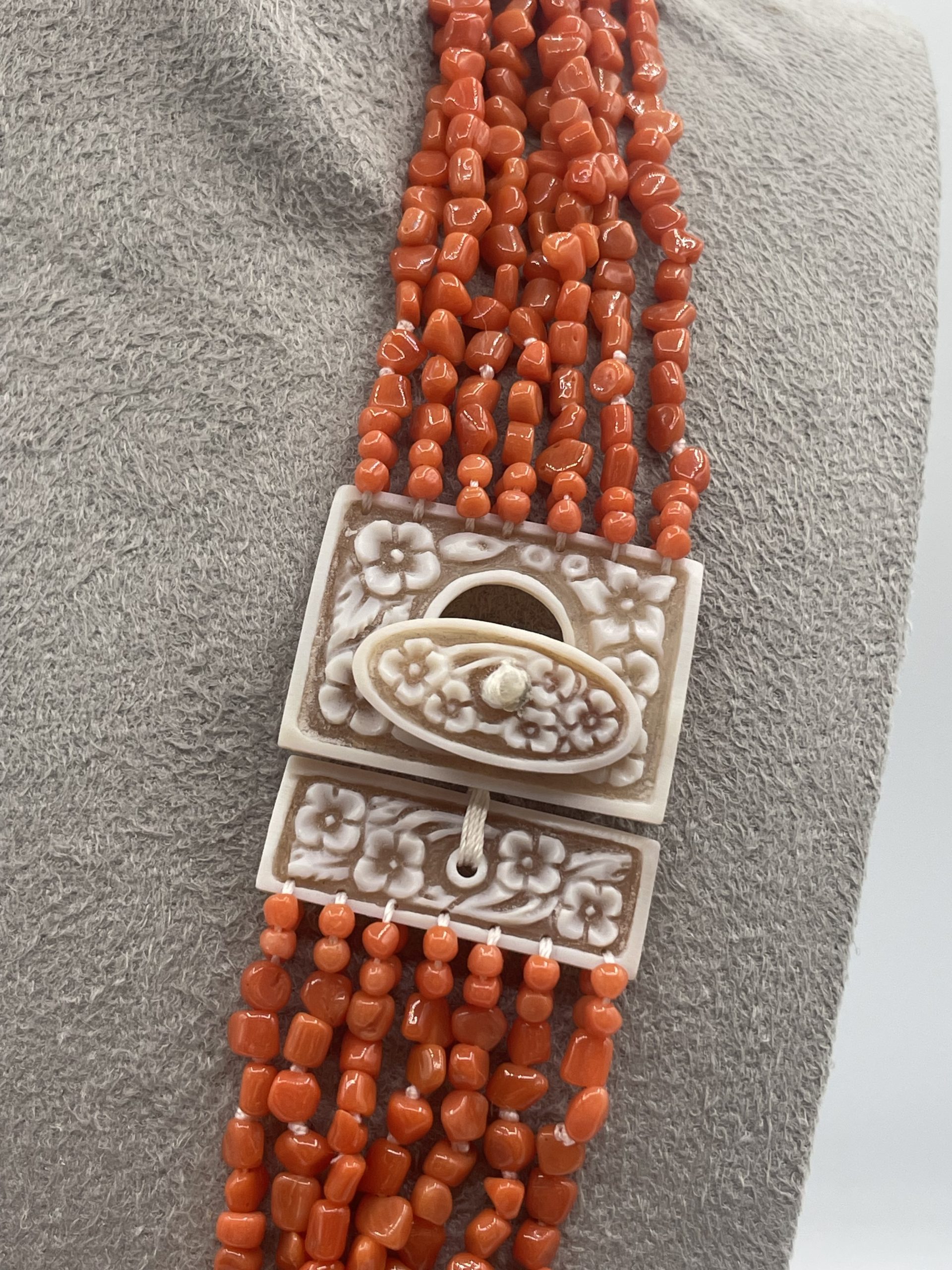 Splendida collana da donna Corallo Sciacca con cammeo, un gioiello made in italy di Patricia Oro Creations, perfetto per un'idea regalo preziosa. (Vista 3)