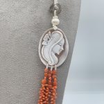 Splendida Collana Corallo Sciacca con Perle e Cammeo, un capolavoro di gioielli made in italy, perfetto per un'occasione speciale. (Vista 2)