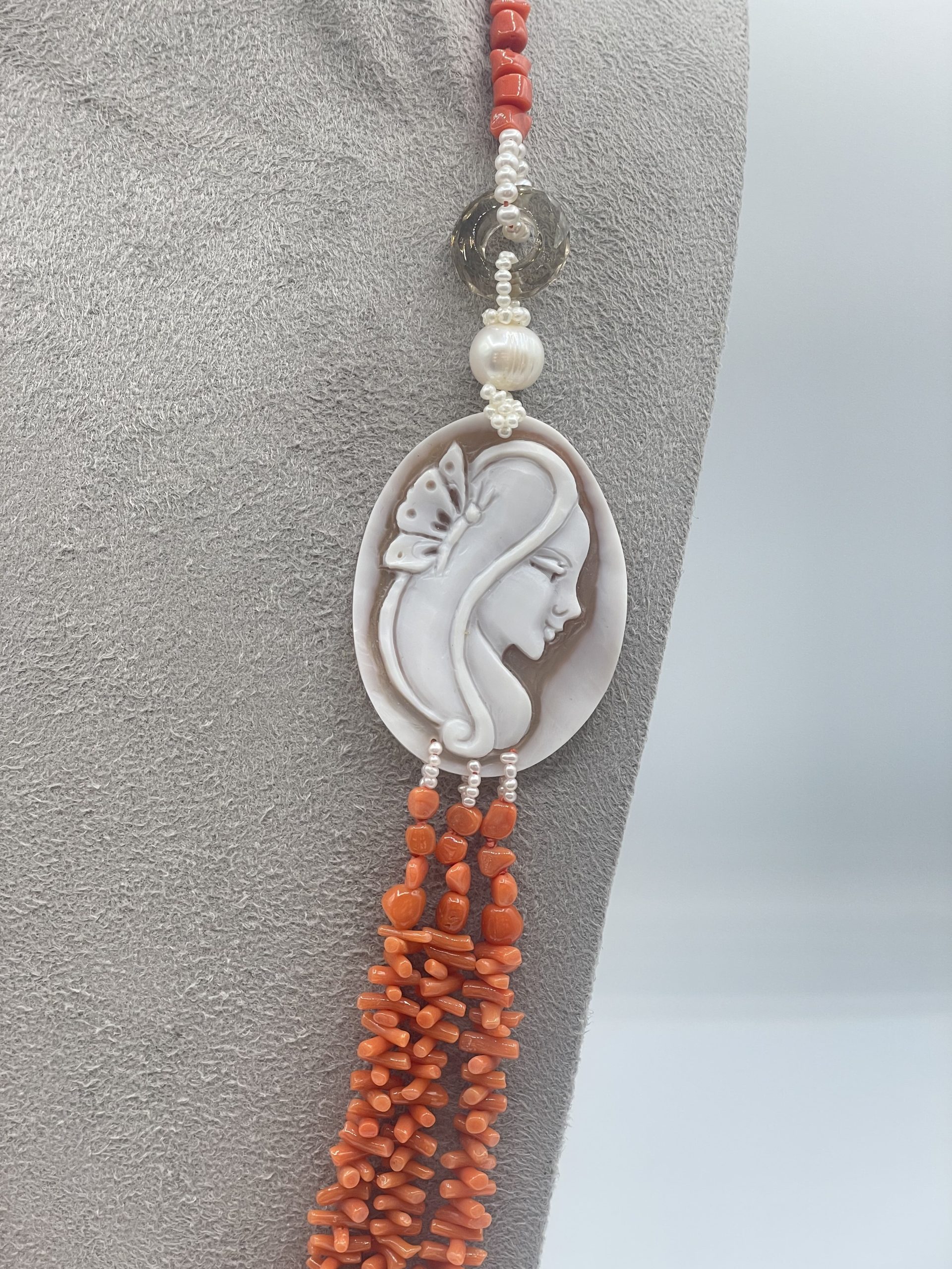Splendida Collana Corallo Sciacca con Perle e Cammeo, un capolavoro di gioielli made in italy, perfetto per un'occasione speciale. (Vista 2)