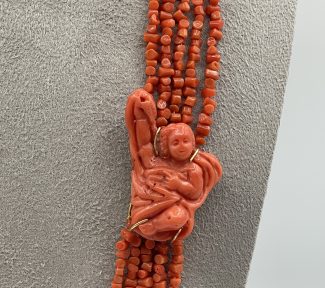 Collana da donna con Corallo Sciacca: una scultura di Patricia Oro Creations, un esempio di gioielli made in italy e alta gioielleria. (Vista 2)