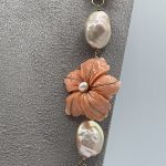 Splendida collana da donna in corallo e perle, un gioiello made in italy di Patricia Oro Creations, perfetto per un'idea regalo preziosa. (Vista 2)
