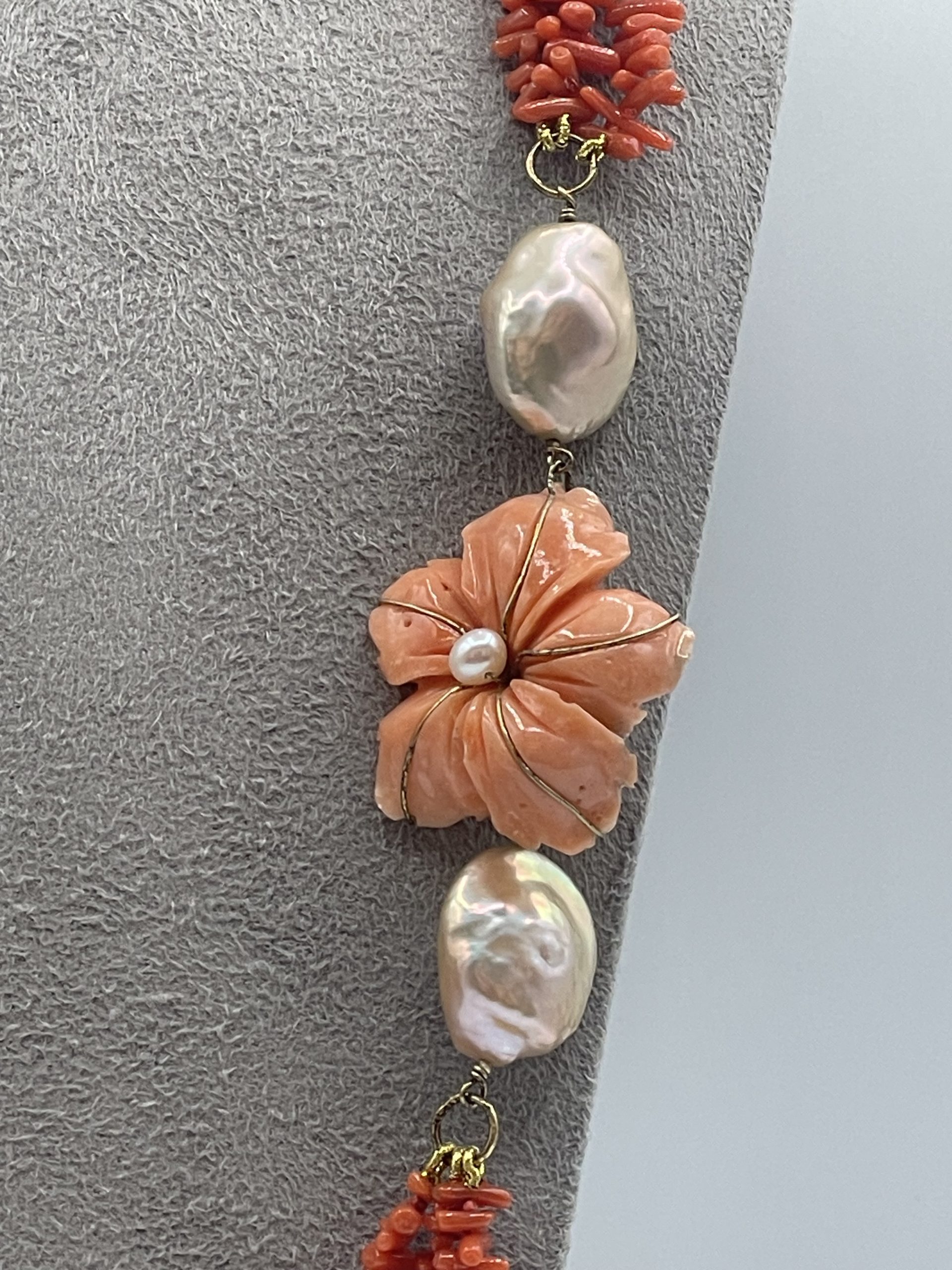 Splendida collana da donna in corallo e perle, un gioiello made in italy di Patricia Oro Creations, perfetto per un'idea regalo preziosa. (Vista 2)