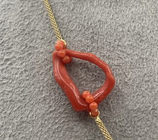 Splendida Collana in Corallo Sciacca con Creole, un gioiello made in italy di Patricia Oro Creations, perfetto per un'idea regalo preziosa. (Vista 2)