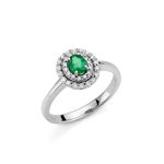 L'anello Miluna con smeraldo ovale e diamanti, un capolavoro di alta gioielleria, incarna l'eleganza in oro bianco.