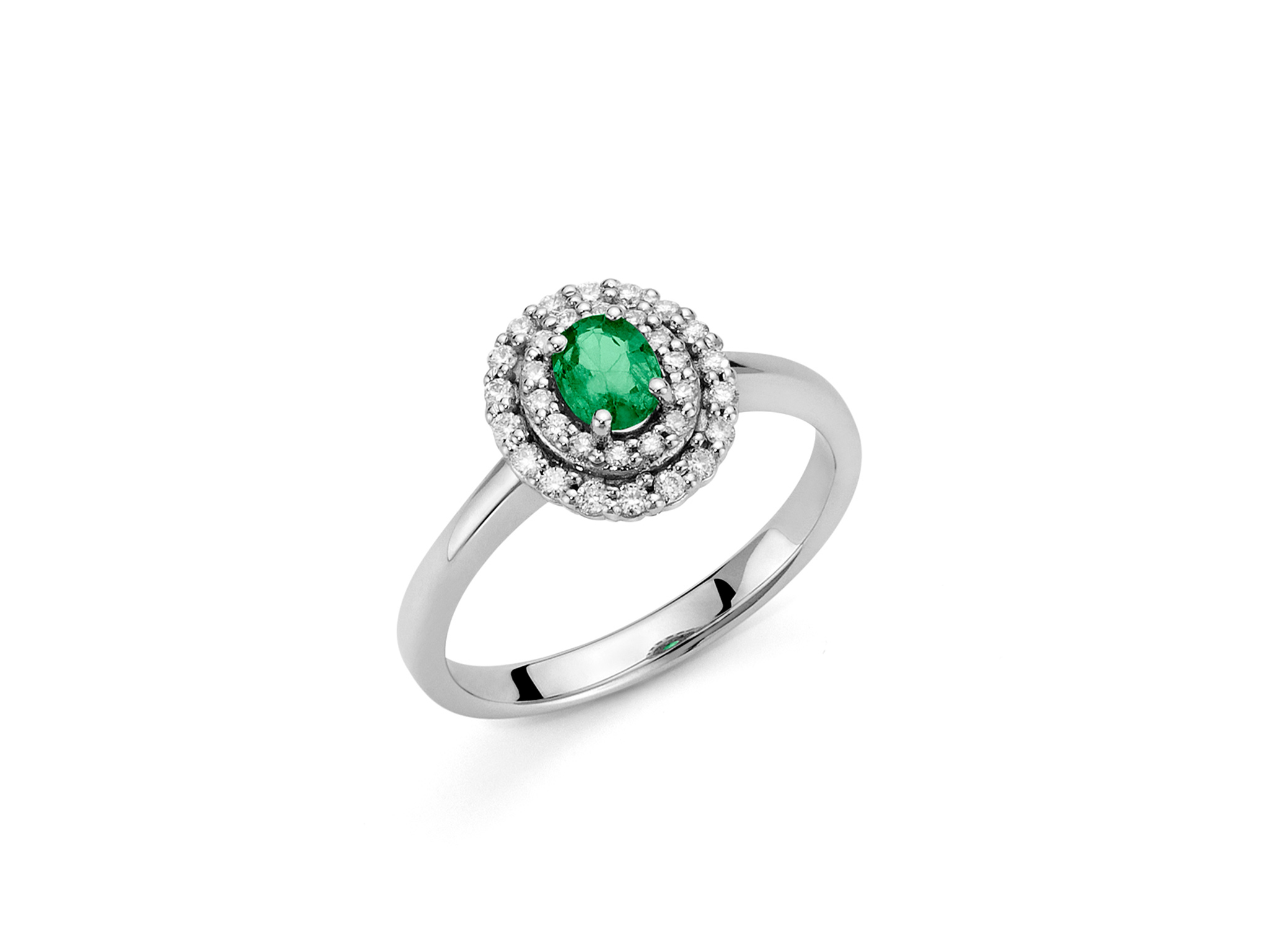 L'anello Miluna con smeraldo ovale e diamanti, un capolavoro di alta gioielleria, incarna l'eleganza in oro bianco.