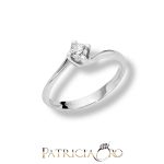 L'Anello Miluna Solitario Diamante, un capolavoro di alta gioielleria, incarna l'eleganza senza tempo. Un gioiello di diamanti preziosi, perfetto per celebrare momenti speciali.