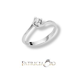 L'Anello Miluna Solitario Diamante, un capolavoro di alta gioielleria, incarna l'eleganza senza tempo. Un gioiello di diamanti preziosi, perfetto per celebrare momenti speciali.