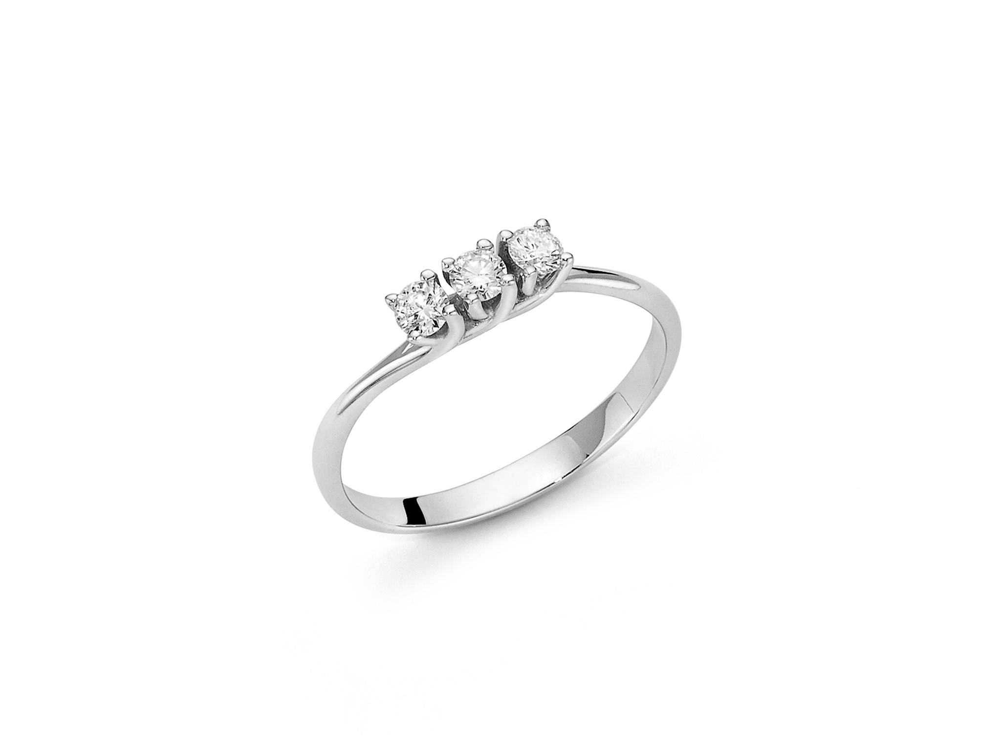 L'Anello Miluna Trilogy Diamanti in oro 750 è un gioiello di lusso, perfetto come idea regalo preziosa. Scopri la brillantezza eterna dei diamanti, simbolo di alta gioielleria.