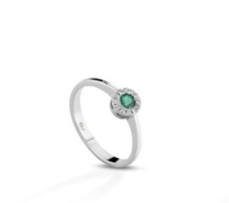 L'Anello Smeraldo Clesi in oro bianco 750 con diamanti, un capolavoro di alta gioielleria, perfetto per chi cerca un gioiello smeraldo unico e prezioso.