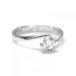 Anello Solitario Davite & Delucchi in oro bianco 750 con diamante, un gioiello di diamanti perfetto per celebrare un momento speciale.