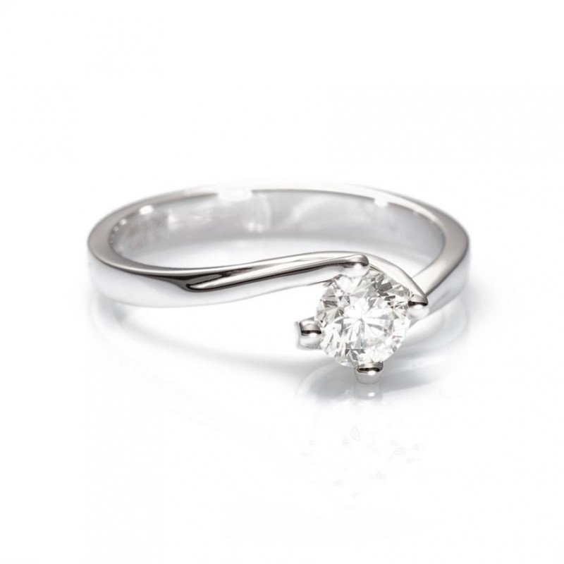 Anello Solitario Davite & Delucchi in oro bianco 750 con diamante, un gioiello di diamanti perfetto per celebrare un momento speciale.