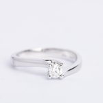 Anello solitario Davite&Delucchi in oro 18k con diamante: un gioiello di lusso per chi ama i gioielli diamanti. (Vista 2)